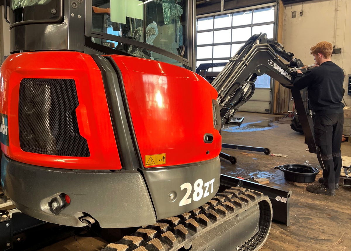 Servicemontør fra Ib E. Mortensen på arbejde